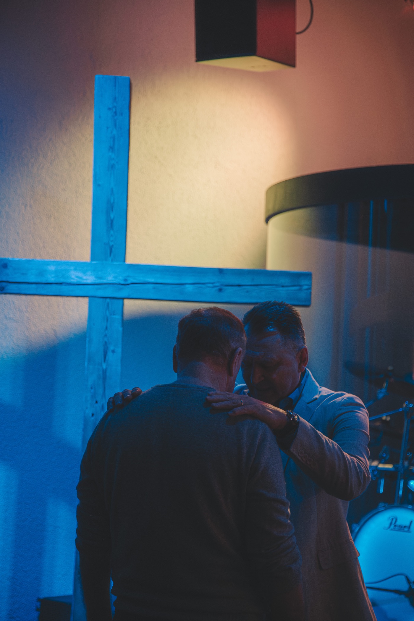 Люди на богослужінні у MEINE KIRCHE / UA